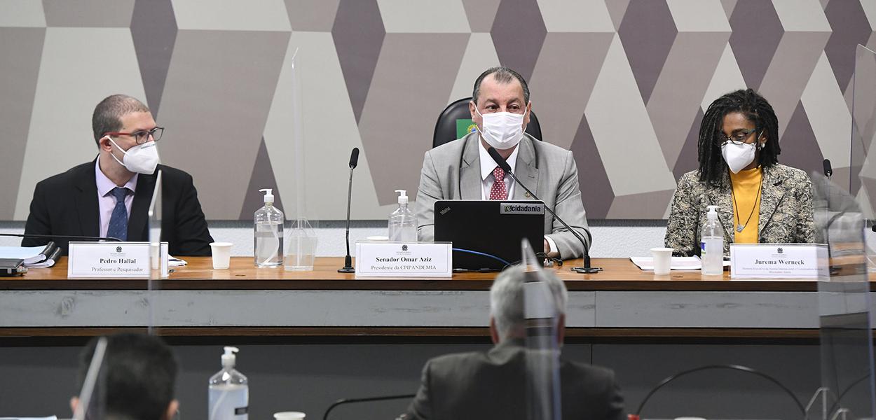 Epidemiologista e pesquisador da UFPel, Pedro Hallal; senador Omar Aziz (PSD-AM); diretora-executiva da Anistia Internacional e coordenadora do Movimento Alerta, Jurema Werneck. (Foto: Jefferson Rudy/Agência Senado) Epidemiologista e pesquisador da UFPel, Pedro Hallal; senador Omar Aziz (PSD-AM); diretora-executiva da Anistia Internacional e coordenadora do Movimento Alerta, Jurema Werneck.