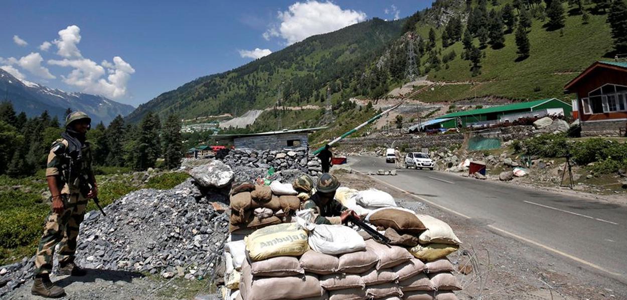Tropas indianas na fronteira entre Índia e China (Foto: REUTERS/Danish Ismail) www.brasil247.com - Tropas indianas na fronteira entre Índia e China