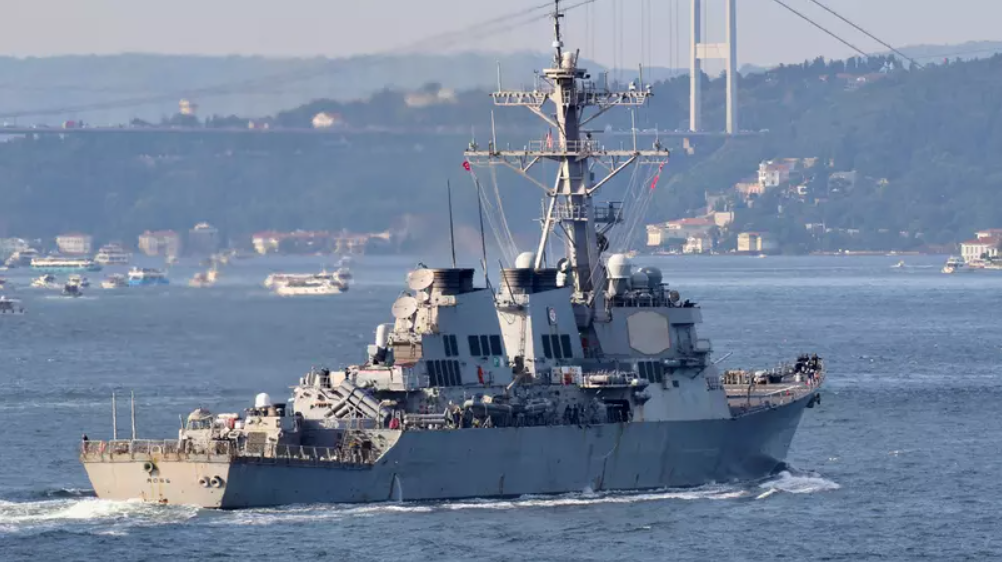 Contratorpedeiro norte-americano USS Ross navega no estreito de Bósforo a caminho do Mar Negro (Foto: Yoruk Isik/Reuters) www.brasil247.com - Contratorpedeiro norte-americano USS Ross navega no estreito de Bósforo a caminho do Mar Negro