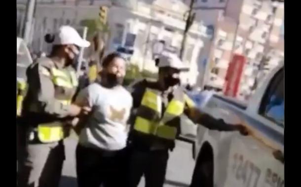 Mulher presa após protestar contra Bolsonaro (reprodução) (Foto: Mulher presa após protestar contra Bolsonaro (reprodução)) Mulher presa após protestar contra Bolsonaro (reprodução)