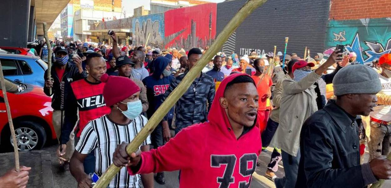 Manifestantes protestam na África do Sul contra prisão do ex-presidente Jacob Zuma (Foto: Reuters) Manifestantes protestam na África do Sul contra prisão do ex-presidente Jacob Zuma