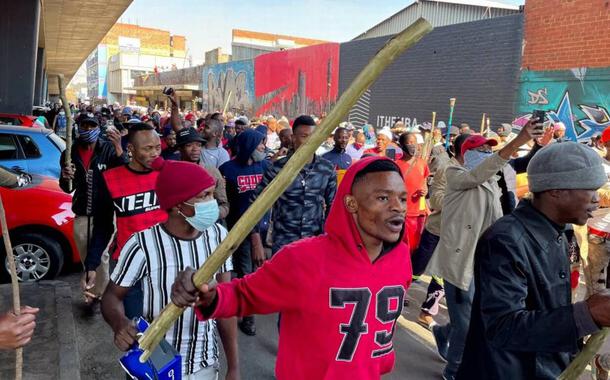 Manifestantes protestam na África do Sul contra prisão do ex-presidente Jacob Zuma (Foto: Reuters) Manifestantes protestam na África do Sul contra prisão do ex-presidente Jacob Zuma
