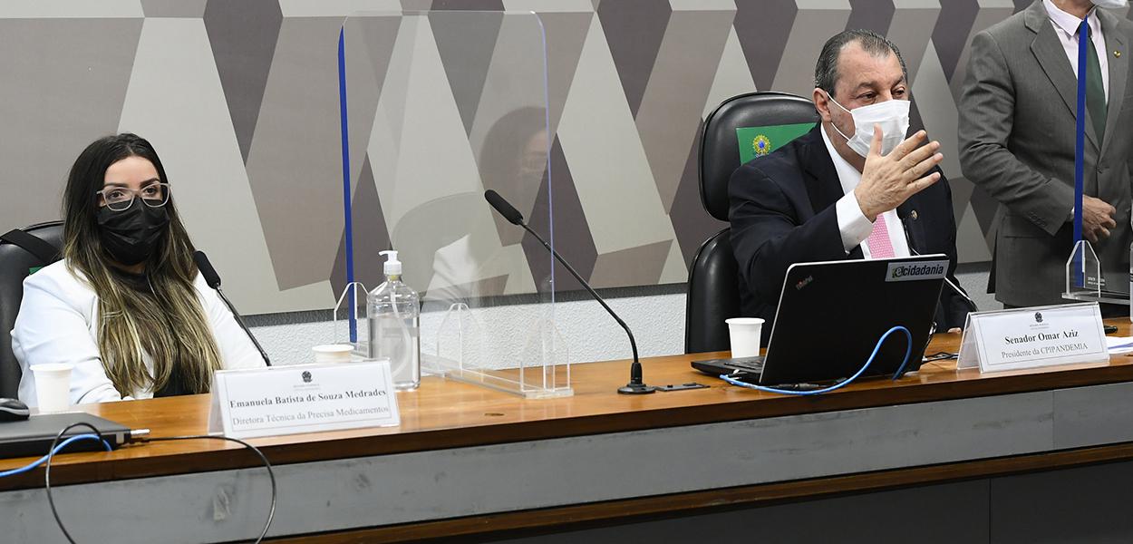 Emanuela Medrades, diretora da Precisa Medicamentos, e o presidente da CPI da Covid, Omar Aziz (Foto: Marcos Oliveira/Agência Senado) Emanuela Medrades, diretora da Precisa Medicamentos, e o presidente da CPI da Covid, Omar Aziz