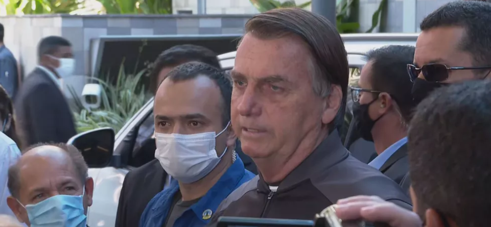 Jair Bolsonaro fala a jornalistas em frente ao Hospital Vila Nova Star (Foto: Reprodução/TV Globo) Jair Bolsonaro fala a jornalistas em frente ao Hospital Vila Nova Star
