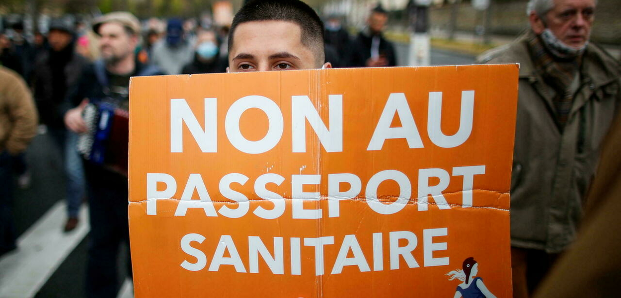Protestos contra a obrigatoriedade do passaporte sanitário na França (Foto: Gonzalo Fuentes/Reuters) Protestos contra a obrigatoriedade do passaporte sanitário na França
