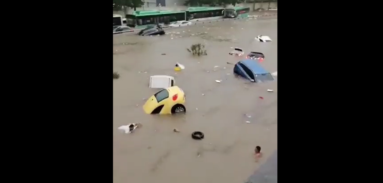 Veículos presos após forte chuva em Zhengzhou, capital da província de Henan, na China, na terça-feira (20) (Foto: Reprodução) Veículos presos após forte chuva em Zhengzhou, capital da província de Henan, na China, na terça-feira (20)
