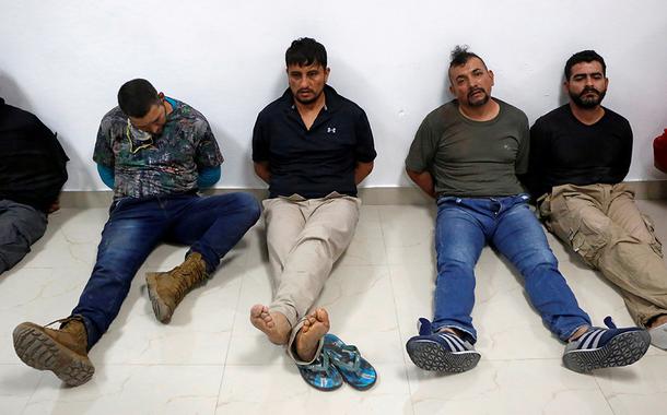 Suspeitos do assassinato do presidente Jovenel Moise, morto a tiros na manhã de quarta-feira em sua casa, detidos em Porto Príncipe, Haiti. (Foto: REUTERS/Estailove St-Val) Suspeitos do assassinato do presidente Jovenel Moise, morto a tiros na manhã de quarta-feira em sua casa, detidos em Porto Príncipe, Haiti.