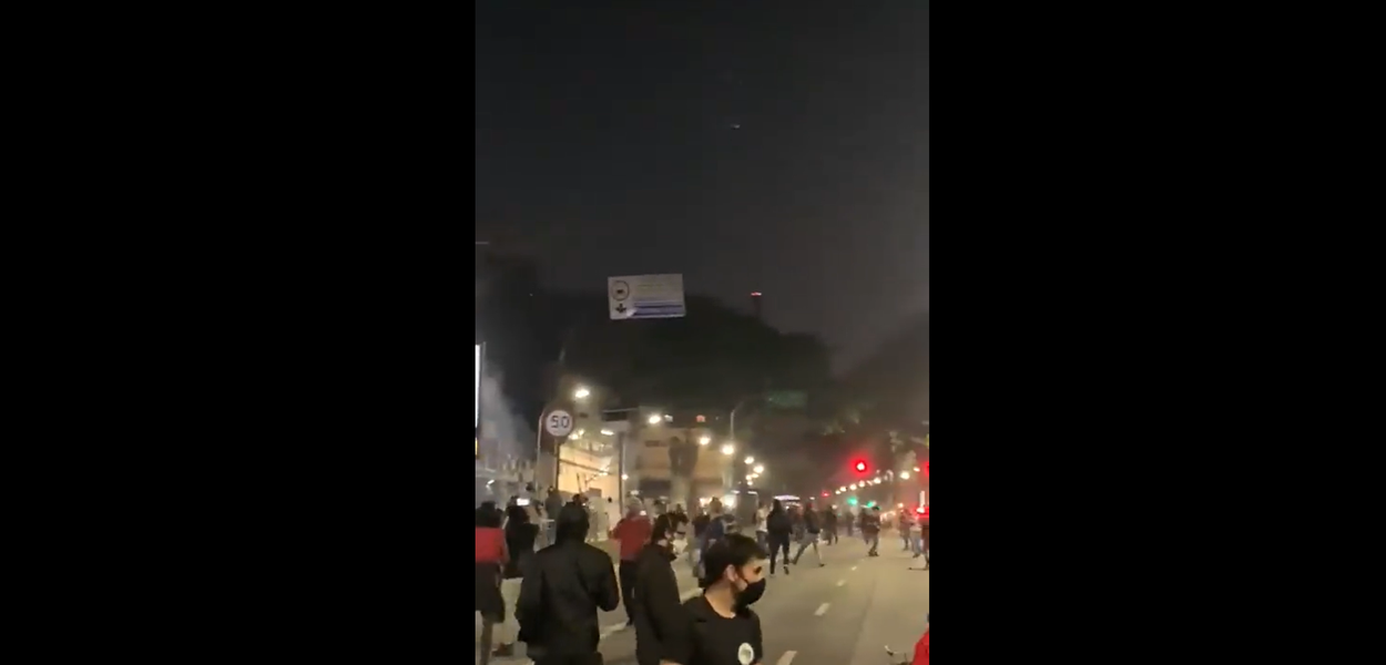 Polícia joga bomba contra manifestantes em São Paulo (Foto: Reprodução) Polícia joga bomba contra manifestantes em São Paulo