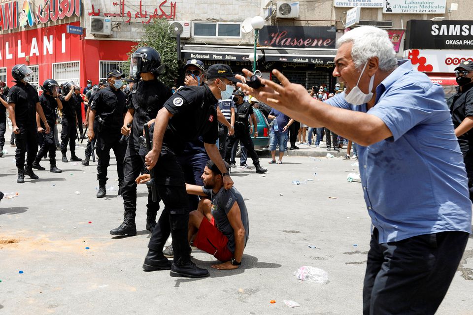 Protestos contra o governo na Tunísia (Foto: REUTERS/Zoubeir Souissi) Protestos contra o governo na Tunísia