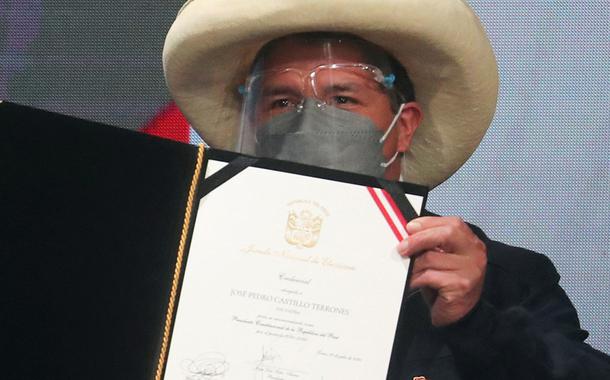 Presidente eleito Castillo mostra credenciais fornecidas por autoridade eleitoral declarando-o vitorioso na eleição presidencial do Peru (Foto: REUTERS/Sebastian Castaneda/Pool) Presidente eleito Castillo mostra credenciais fornecidas por autoridade eleitoral declarando-o vitorioso na eleição presidencial do Peru