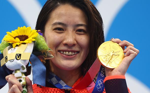Nadadora japonesa Yui Ohashi mostra medalha de ouro conquista nos 200 metros nado medley na Olimpíada de Tóquio (Foto: REUTERS/Kai Pfaffenbach) Nadadora japonesa Yui Ohashi mostra medalha de ouro conquista nos 200 metros nado medley na Olimpíada de Tóquio