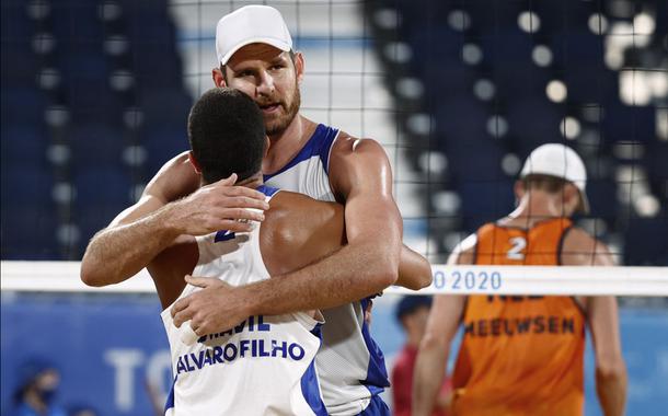 Jogadores Alison e Álvaro Filho (Foto: PILAR OLIVARES/Reuters) Jogadores Alison e Álvaro Filho