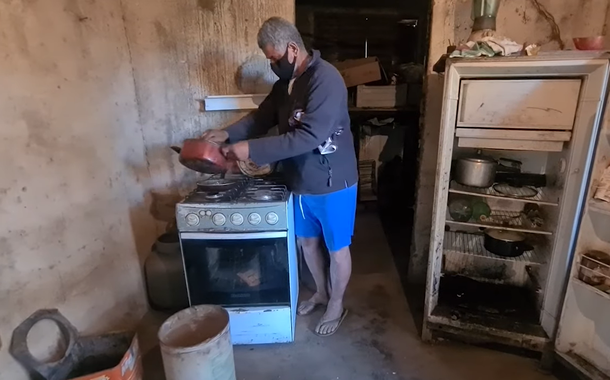 Homem mistura ração no feijão para não passar fome (Foto: Reprodução) Homem mistura ração no feijão para não passar fome