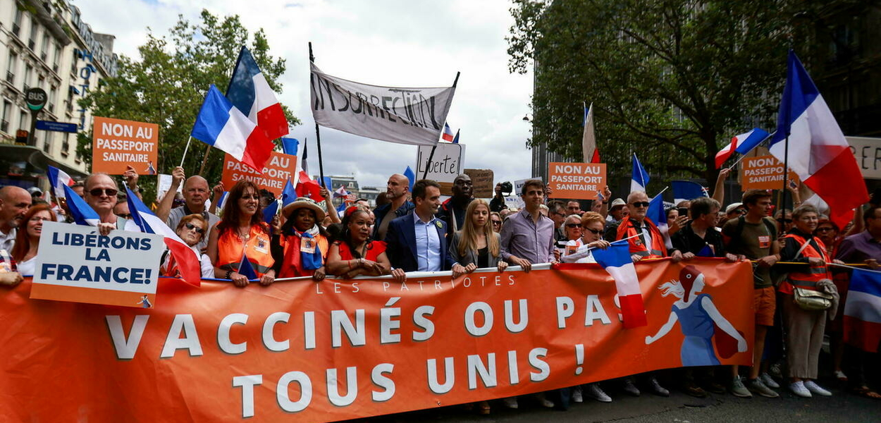 Ato convocado pelo movimento de extrema direita Os Patriotas, em Paris (Foto: Sarah Meyssonnier/Reuters) Ato convocado pelo movimento de extrema direita Os Patriotas, em Paris