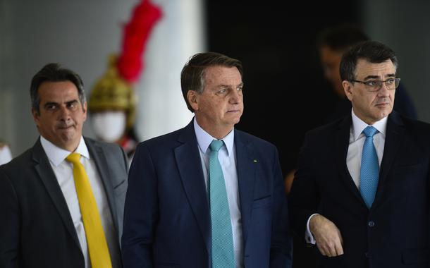 O ministro da Casa Civil, Ciro Nogueira, o presidente Jair Bolsonaro e o ministro de Relações Exteriores, Carlos França, durante recepção ao presidente de Cabo Verde, Jorge Carlos Fonseca, no Palácio do Planalto. (Foto: Marcelo Camargo/Agência Brasil) O ministro da Casa Civil, Ciro Nogueira, o presidente Jair Bolsonaro e o ministro de Relações Exteriores, Carlos França, durante recepção ao presidente de Cabo Verde, Jorge Carlos Fonseca, no Palácio do Planalto.