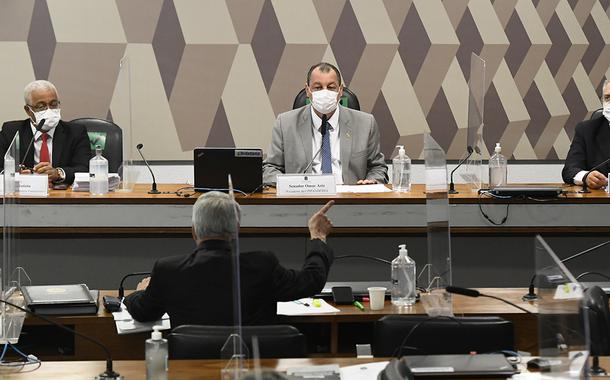 Jailton Batista, diretor da farmacêutica Vitamedic, à esq., de gravata vermelha (Foto: Jefferson Rudy/Agência Senado) Jailton Batista, diretor da farmacêutica Vitamedic, à esq., de gravata vermelha