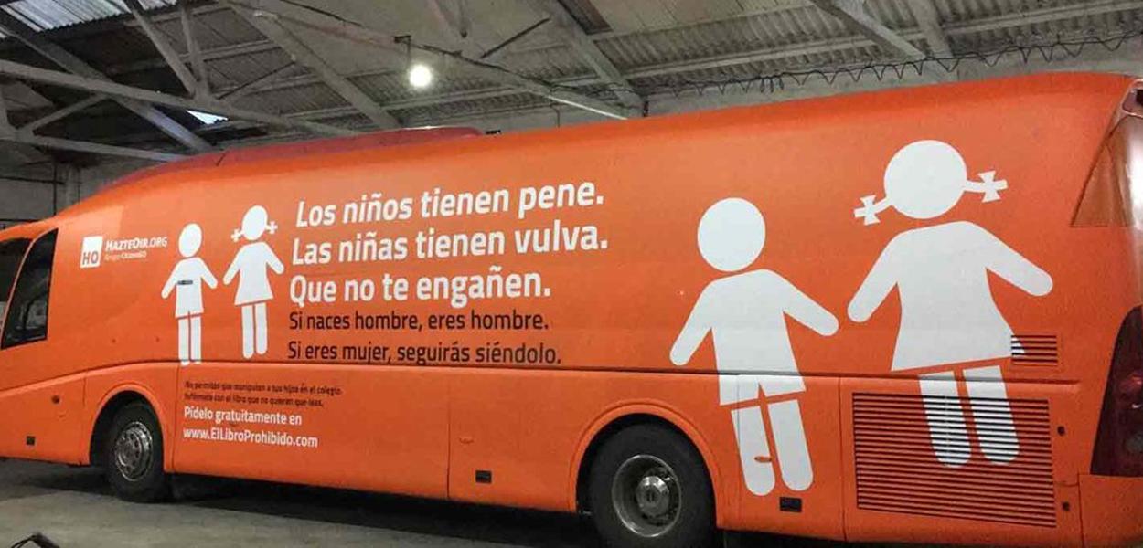 Ônibus transfóbico da organização HazteOir na Espanha (Foto: Reprodução/ Twitter/ HazteOir) www.brasil247.com - Ônibus transfóbico da organização HazteOir na Espanha