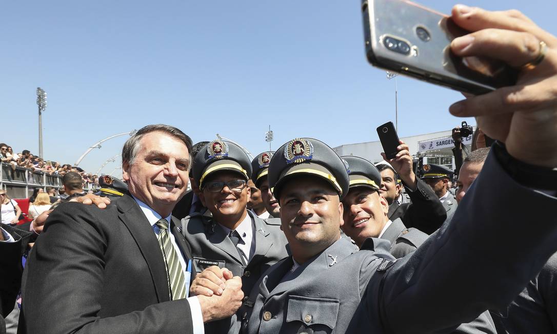 Bolsonaro e policiais militares (Foto: Marcos Corrêa / PR) www.brasil247.com - Bolsonaro e policiais militares