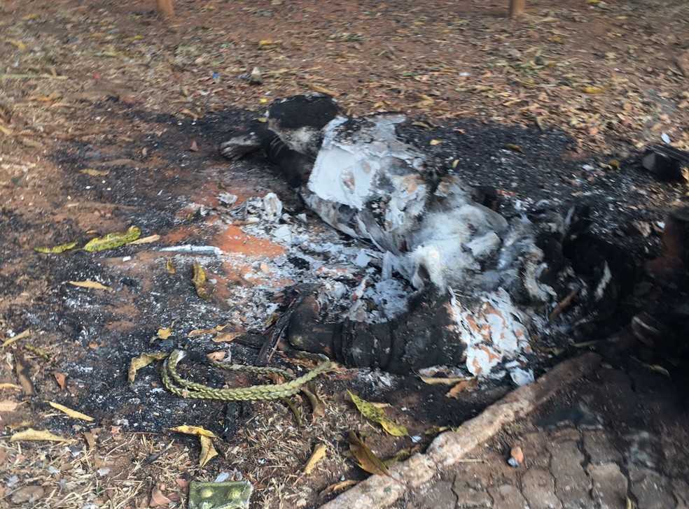 Estátua de Ogum é encontrada no chão queimada na Praça dos Orixás, em Brasília