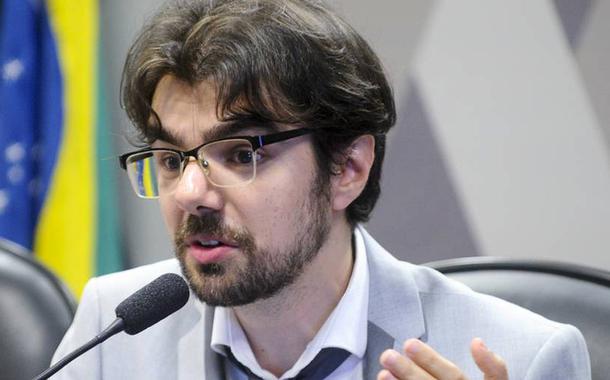 Guilherme Mello diz que Fazenda não pautou mudança na meta de inflação, mas defende discussão sobre o tema