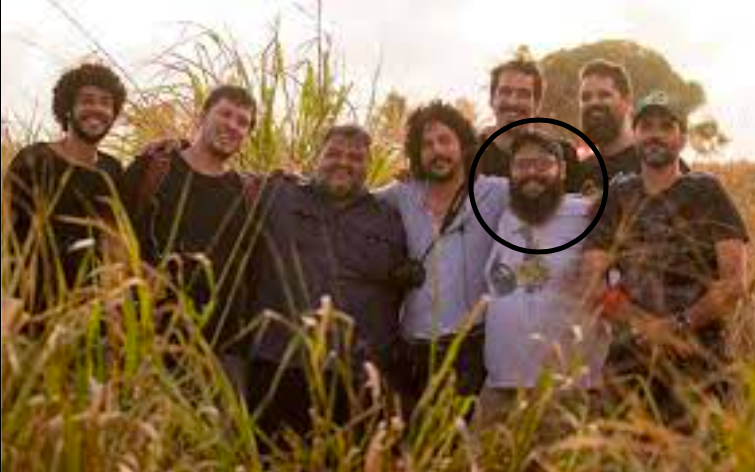 Ely no destaque e a equipe que realizou o curta