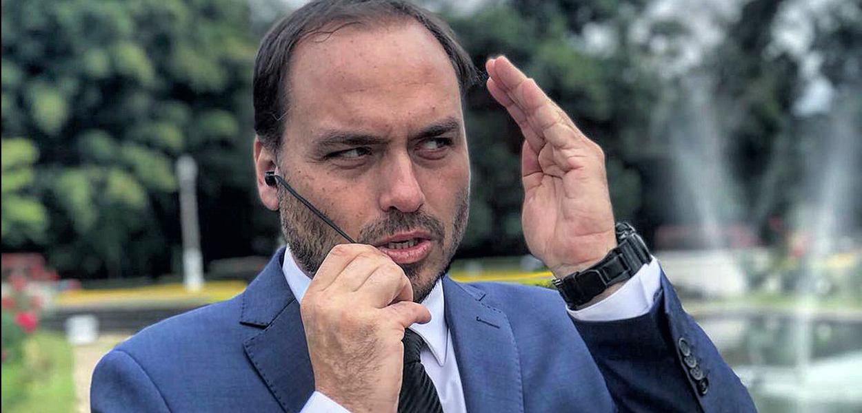 Carlos Bolsonaro curte ataque de Olavo a Mourão nas redes sociais (Foto: Reprodução/Rede Social) Carlos Bolsonaro curte ataque de Olavo a Mourão nas redes sociais