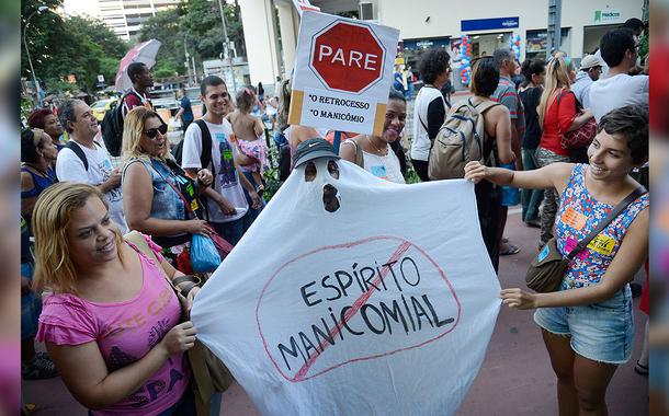 Profissionais da saúde, pacientes e familiares protestam contra a política de saúde mental no Dia Nacional da Luta Antimanicomial. (Foto: Fernando Frazão/Agência Brasil) Profissionais da saúde, pacientes e familiares protestam contra a política de saúde mental no Dia Nacional da Luta Antimanicomial.
