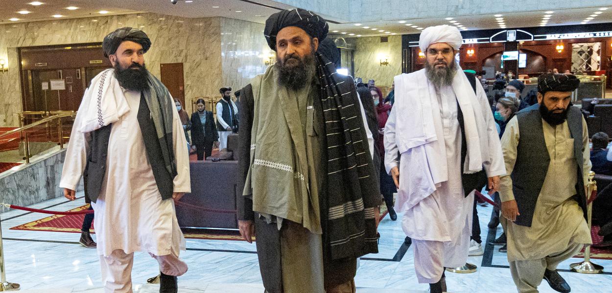 Cofundador e negociador do Talibã, mulá Baradar, e outros membros do grupo na conferência de paz afegã em Moscou, Rússia18/03/2021 Alexander Zemlianichenko/Pool via REUTERS/Arquivos