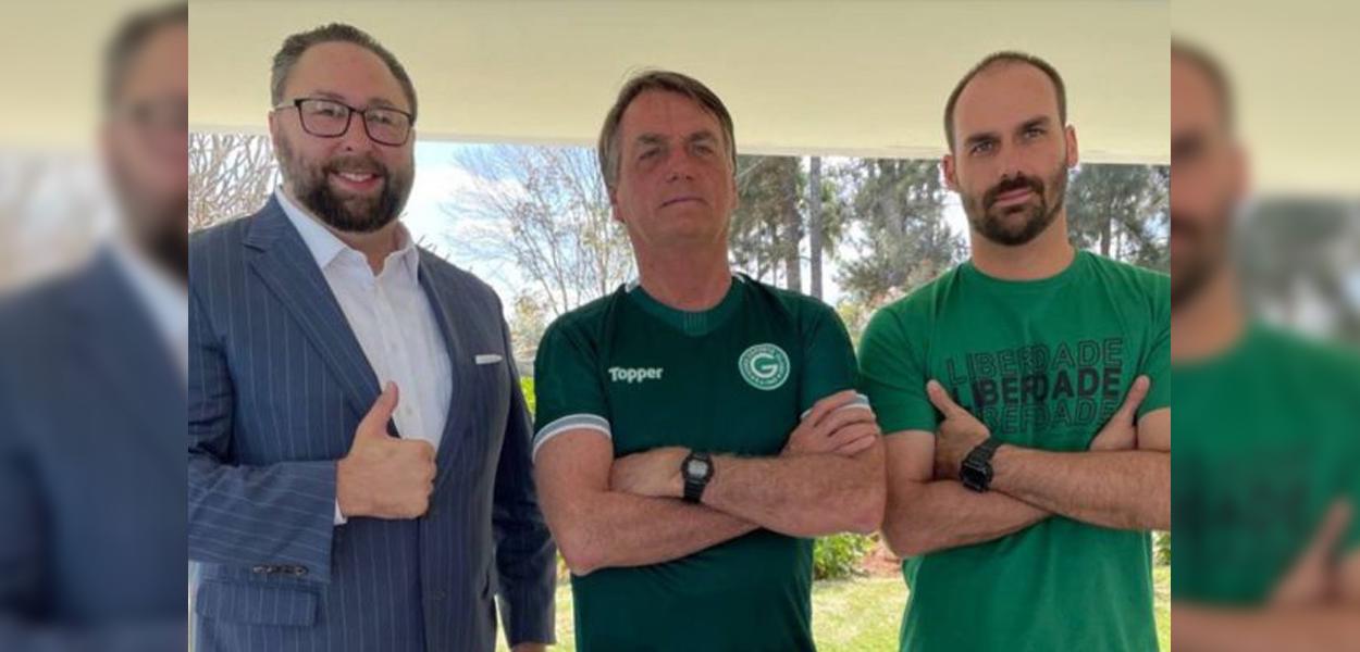 Jason Miller, Jair e Eduardo Bolsonaro (Foto: Reprodução) Jason Miller, Jair e Eduardo Bolsonaro