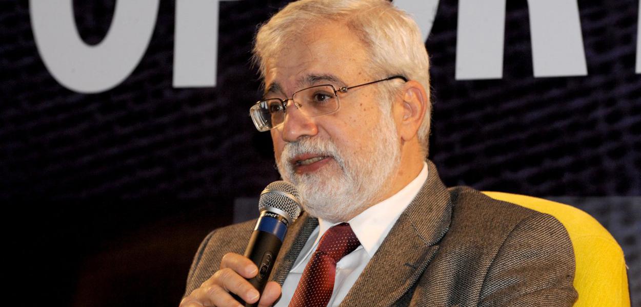 Presidente do Banco Central no governo Fernando Henrique Cardoso (PSDB), o economista Gustavo Loyola criticou nesta quarta-feira, 2, a política econômica da presidente Dilma Rousseff, mas condenou quem defende o seu impeachment com base na situação econômica do País; "Impeachment não é uma solução que você adota toda hora porque o governo se tornou impopular ou não consegue resolver os problemas", afirmou; "Se a gente der vez a esse tipo de ideia, vai ser muito mais fácil fazer impeachment no futuro. É só ter um Congresso trabalhando totalmente contra o governo, levar a economia a uma situação insustentável e propor um impeachment", completou; Loyola criticou o PSDB por votar na Câmara "contra o que sempre defendeu"
(Foto: Aquiles Lins) Presidente do Banco Central no governo Fernando Henrique Cardoso (PSDB), o economista Gustavo Loyola criticou nesta quarta-feira, 2, a política econômica da presidente Dilma Rousseff, mas condenou quem defende o seu impeachment com base na situação econômica do País; "Impeachment não é uma solução que você adota toda hora porque o governo se tornou impopular ou não consegue resolver os problemas", afirmou; "Se a gente der vez a esse tipo de ideia, vai ser muito mais fácil fazer impeachment no futuro. É só ter um Congresso trabalhando totalmente contra o governo, levar a economia a uma situação insustentável e propor um impeachment", completou; Loyola criticou o PSDB por votar na Câmara "contra o que sempre defendeu"