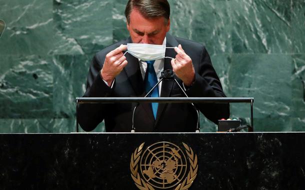 Jair Bolsonaro recoloca a máscara depois de falar na abertura da Assembleia-Geral da ONU21/09/2021 (Foto: REUTERS/Eduardo Munoz/Pool) Jair Bolsonaro recoloca a máscara depois de falar na abertura da Assembleia-Geral da ONU21/09/2021