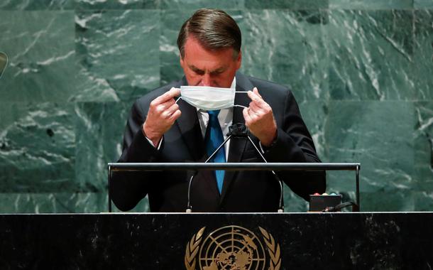Presidente Jair Bolsonaro recoloca a máscara depois de falar na abertura da Assembleia-Geral da ONU
21/09/2021.
REUTERS/Eduardo Munoz/Pool (Foto: REUTERS/Eduardo Munoz/Pool) Presidente Jair Bolsonaro recoloca a máscara depois de falar na abertura da Assembleia-Geral da ONU
21/09/2021.
REUTERS/Eduardo Munoz/Pool