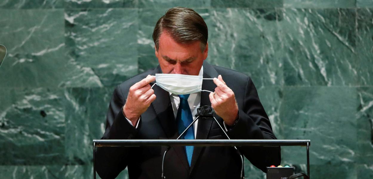 Jair Bolsonaro recoloca a máscara depois de falar na abertura da Assembleia-Geral da ONU (Foto: REUTERS/Eduardo Munoz/Pool) www.brasil247.com - Jair Bolsonaro recoloca a máscara depois de falar na abertura da Assembleia-Geral da ONU