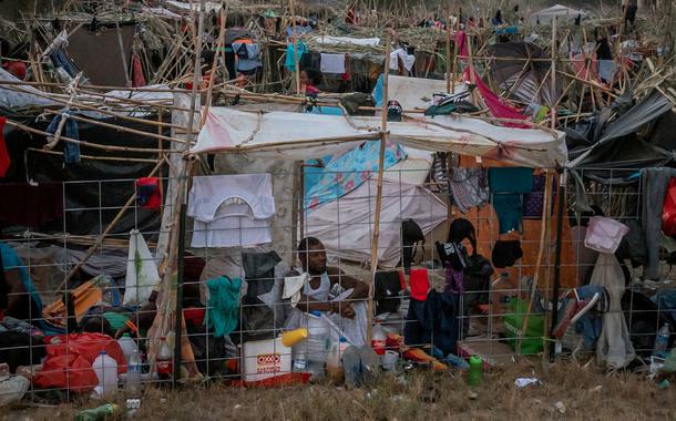 Migrantes em acampamento improvisado em Del Rio, no Texas
21/09/2021
REUTERS/Adrees Latif (Foto: Adrees Latif) Migrantes em acampamento improvisado em Del Rio, no Texas
21/09/2021
REUTERS/Adrees Latif