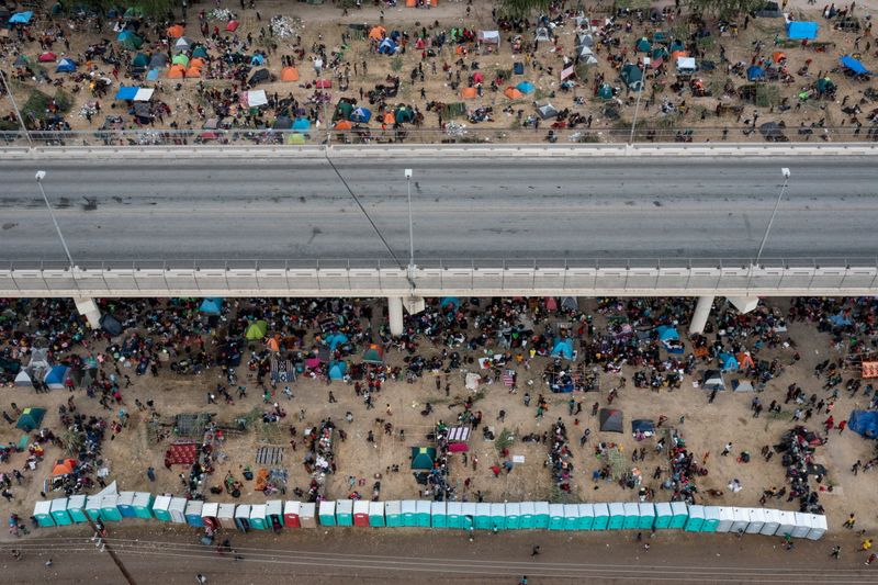Imigrantes haitianos em acampamento sob ponte do Texas (Foto: Adrees Latif / Reuters) Imigrantes haitianos em acampamento sob ponte do Texas