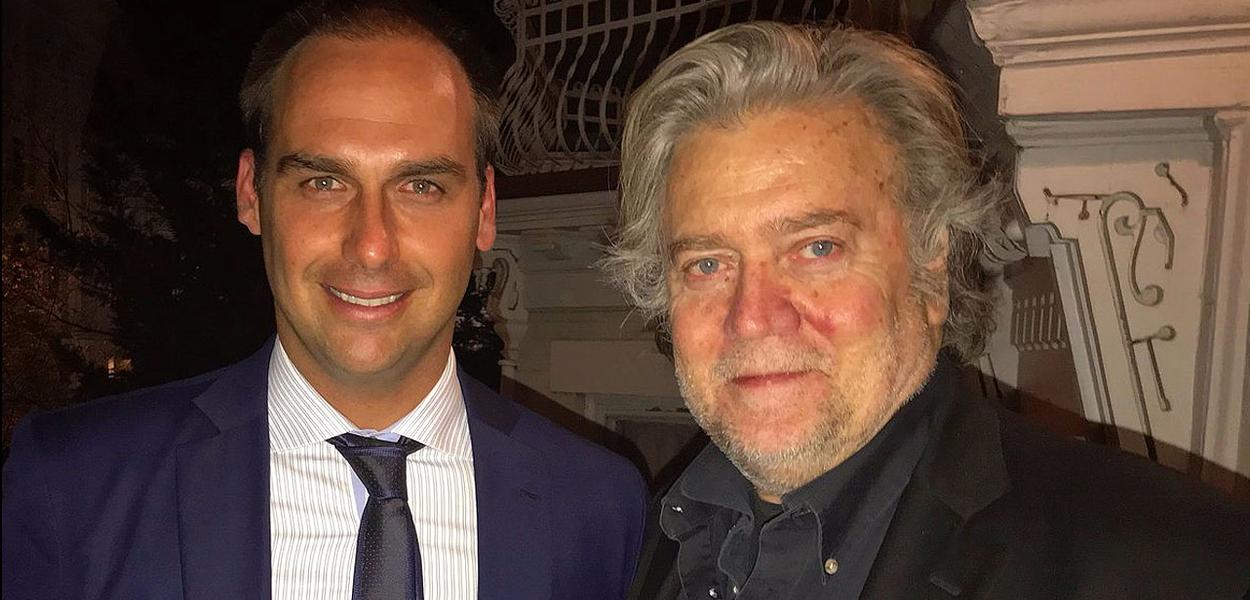 Eduardo Bolsonaro e o estrategista norte-americano Steve Bannon Eduardo Bolsonaro e o estrategista norte-americano Steve Bannon
