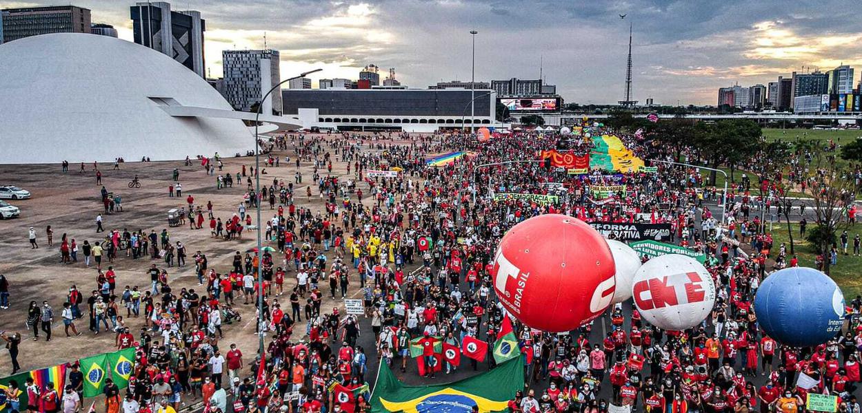 Milhares na Esplanada dos Ministérios contra Bolsonaro em 2 de outubro de 2021 (Foto: Reprodução) Milhares na Esplanada dos Ministérios contra Bolsonaro em 2 de outubro de 2021