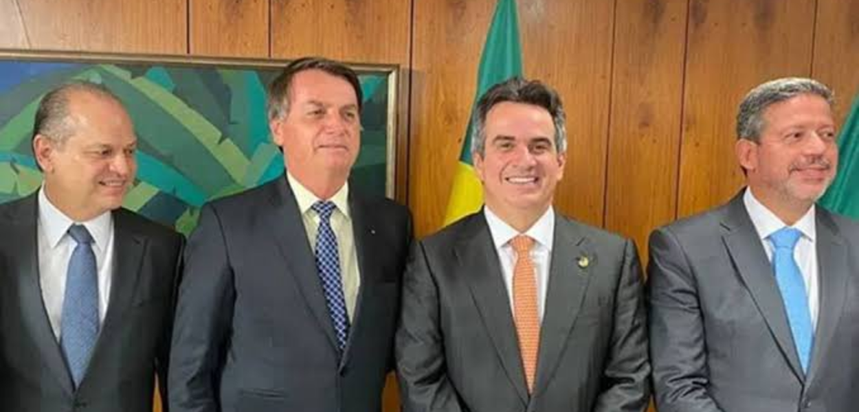 Bolsonaro com políticos do PP, partido do "Centrão". Da direita para a esquerda: Ricardo Barros, Ciro Nogueira e Arthur Lira (Foto: Reprodução) www.brasil247.com - Bolsonaro com políticos do PP, partido do "Centrão". Da direita para a esquerda: Ricardo Barros, Ciro Nogueira e Arthur Lira