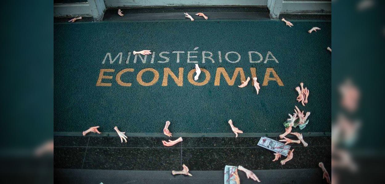 Pés de frango e notas com a face de Paulo Guedes foram jogadas na entrada do Ministério da Economia (Foto: @imatheusalves) Pés de frango e notas com a face de Paulo Guedes foram jogadas na entrada do Ministério da Economia