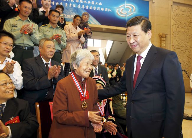 Xi Jinping cumprimenta idoso (Foto: CRI) Xi Jinping cumprimenta idoso
