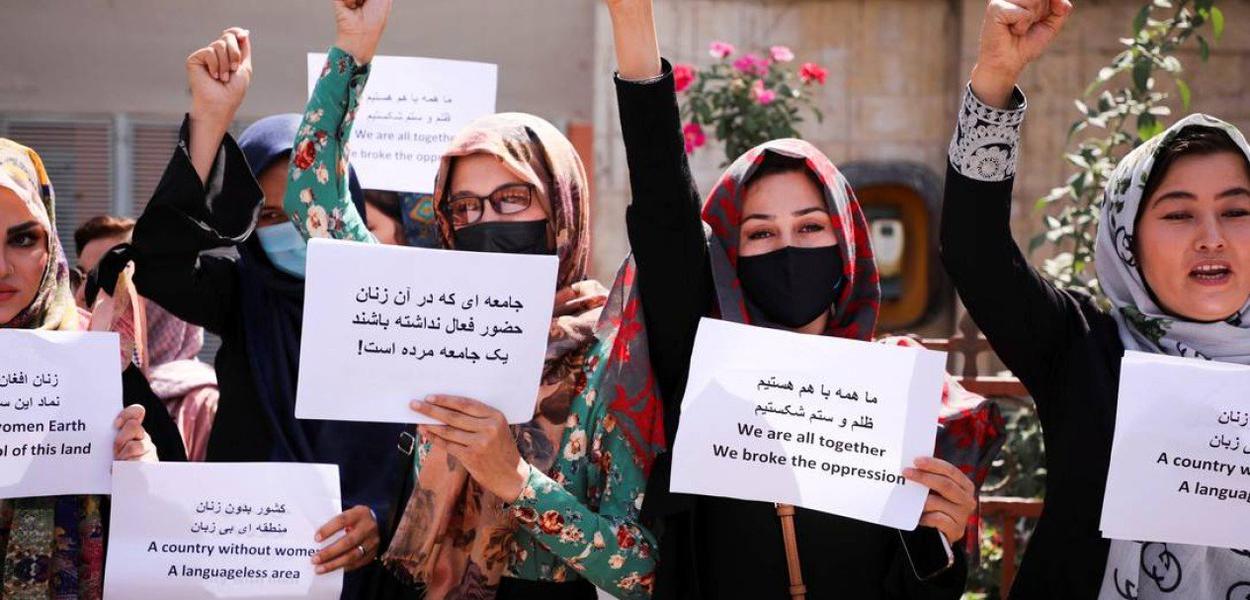 Mulheres afegãs protestam por direitos iguais em ato contra o Talibã (Foto: STRINGER / REUTERS) Mulheres afegãs protestam por direitos iguais em ato contra o Talibã
