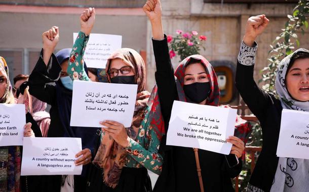 Mulheres afegãs protestam por direitos iguais em ato contra o Talibã (Foto: STRINGER / REUTERS) Mulheres afegãs protestam por direitos iguais em ato contra o Talibã
