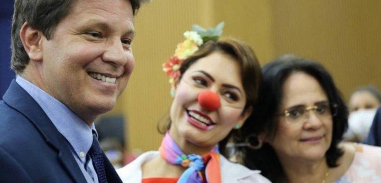 Mario Frias, Michelle Bolsonaro fantasiada de palhaça e Damares (Foto: Reprodução) www.brasil247.com - Mario Frias, Michelle Bolsonaro fantasiada de palhaça e Damares