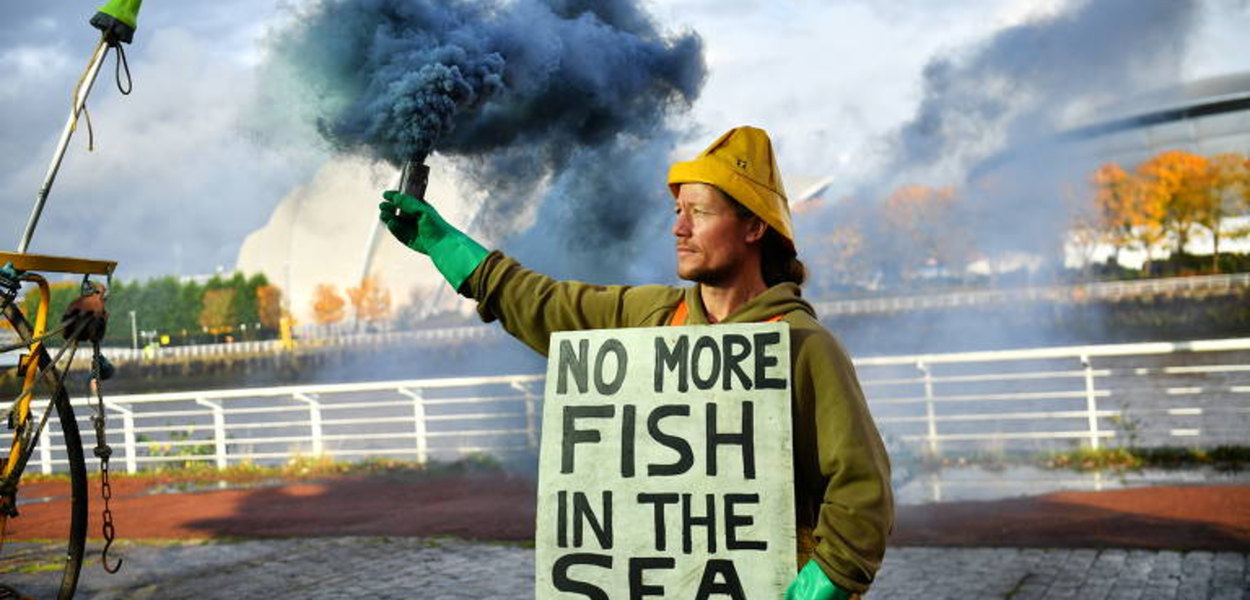Ativista protesta contra deterioração do meio ambiente antes da instalação da CPO26 em Glasgow (Foto: Dylan Martinez/Reuters) www.brasil247.com - Ativista protesta contra deterioração do meio ambiente antes da instalação da CPO26 em Glasgow