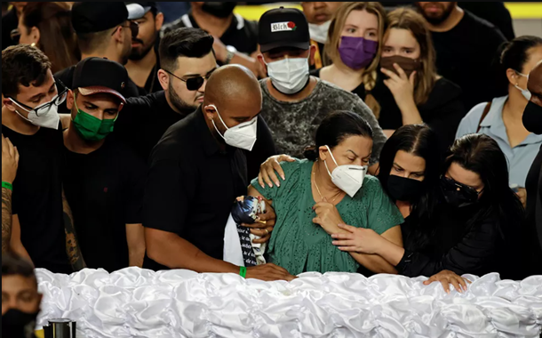 Corpo de Marília Mendonça é enterrado em cerimônia restrita; multidão de fãs prestou homenagem em velório