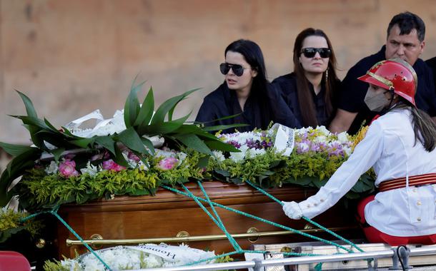 Maiara e Maraisa no velório de Marília Mendonça (Foto: Ueslei Marcelino/Reuters) Maiara e Maraisa no velório de Marília Mendonça