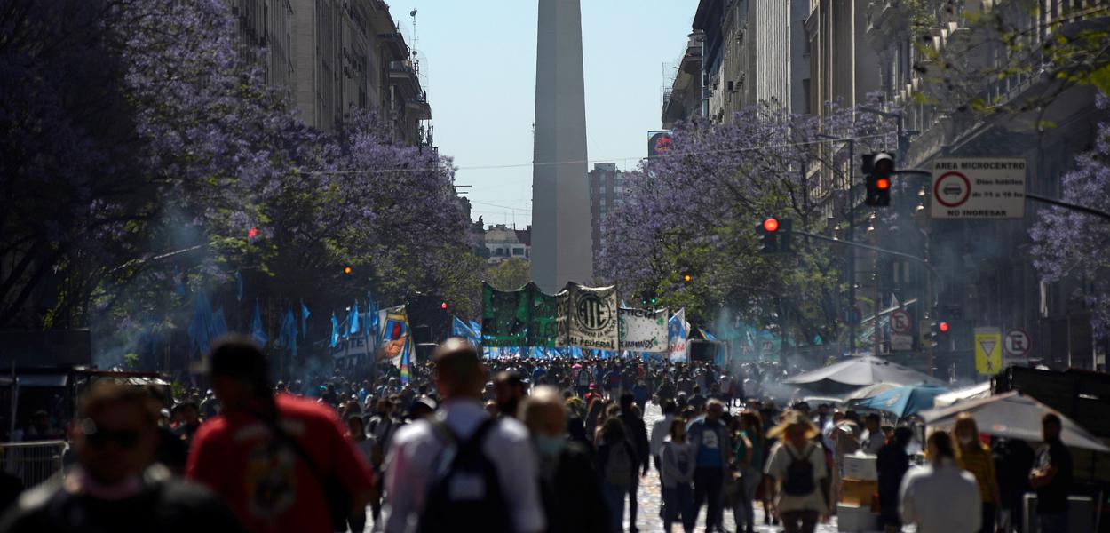 Milhares de argentinos saem às ruas em apoio a Fernández após derrota eleitoral do peronismo
17/11/2021
REUTERS/Mariana Nedelcu (Foto: STRINGER) www.brasil247.com - Milhares de argentinos saem às ruas em apoio a Fernández após derrota eleitoral do peronismo
17/11/2021
REUTERS/Mariana Nedelcu
