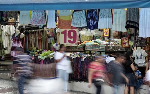 Pessoas passam em frente a loja em rua comercial de São Paulo (Foto: REUTERS/Paulo Whitaker) Pessoas passam em frente a loja em rua comercial de São Paulo