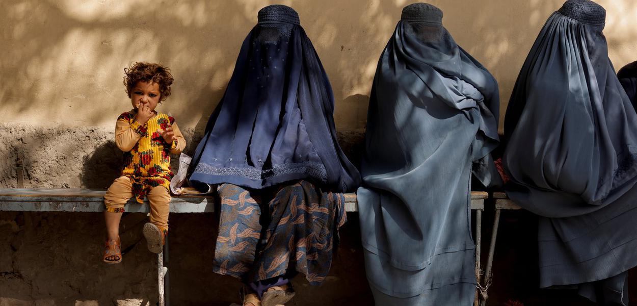 Menina afegã ao lado de três mulheres de burca em hospital de Cabul (Foto: REUTERS/Jorge Silva) Menina afegã ao lado de três mulheres de burca em hospital de Cabul