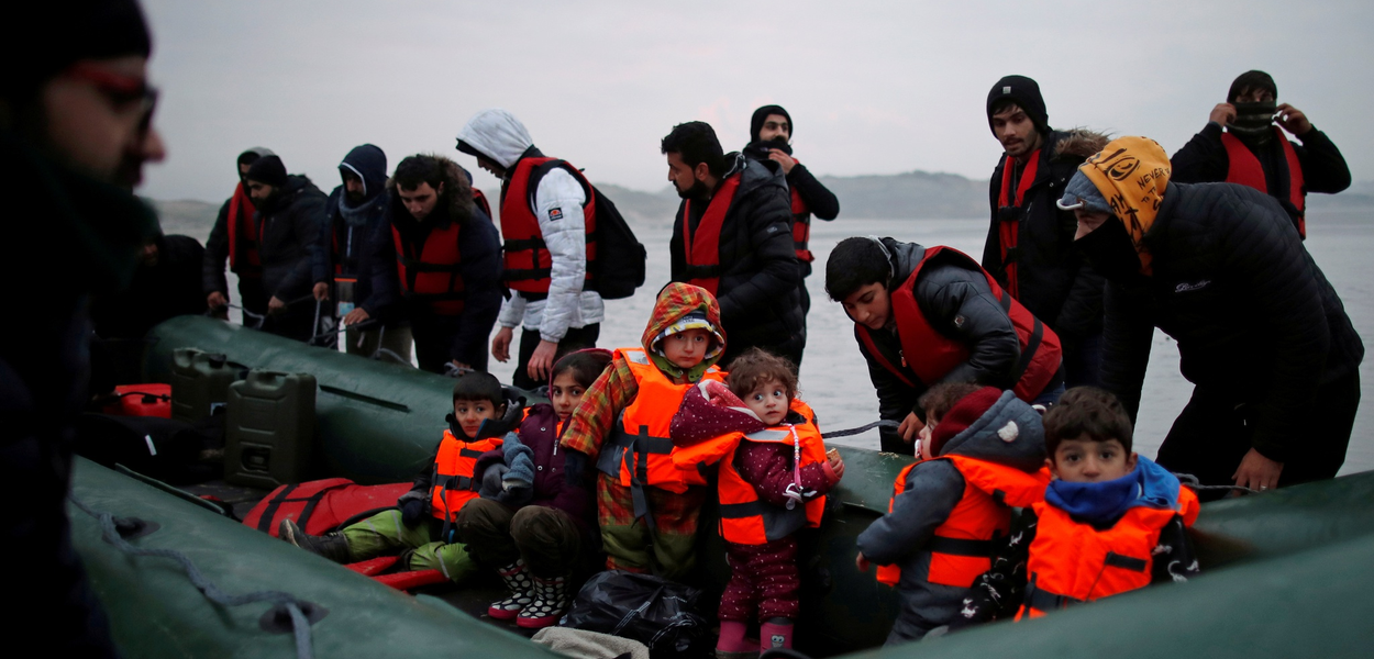 Repórteres da Reuters registaram a partida de um barco com mais de 40 pessoas a bordo, na manhã desta quarta-feira (24) (Foto: Gonzalo Fuentes/Reuters) Repórteres da Reuters registaram a partida de um barco com mais de 40 pessoas a bordo, na manhã desta quarta-feira (24)